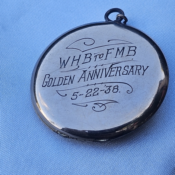 Vintage Gold Locket with Engraving - Picture 6 of 6